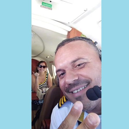 Foto de Marília Mendonça ao lado do piloto antes da queda viraliza