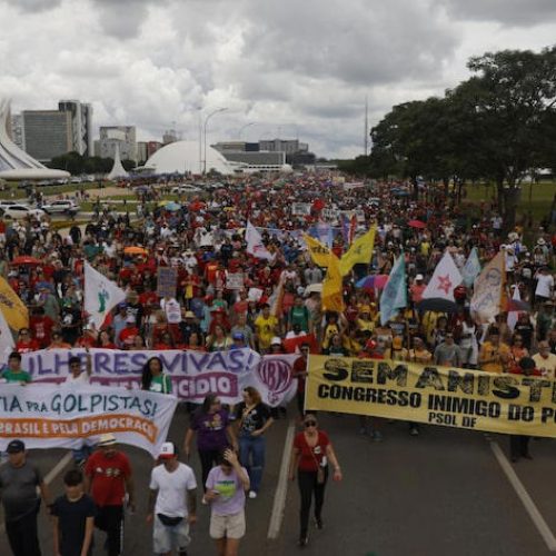 Ato de Brasília contra projeto que reduz pena de Bolsonaro tem críticas a Motta