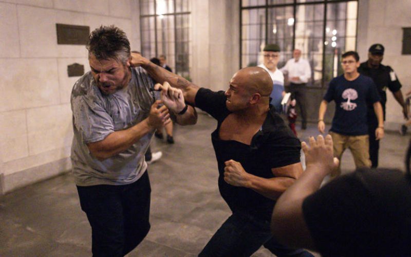 Bolsonaristas invadem ato da esquerda contra a anistia, promovem pancadaria e são expulsos