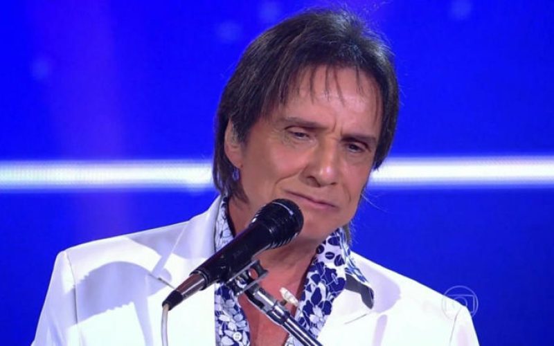 Com Covid, Roberto Carlos vive luto