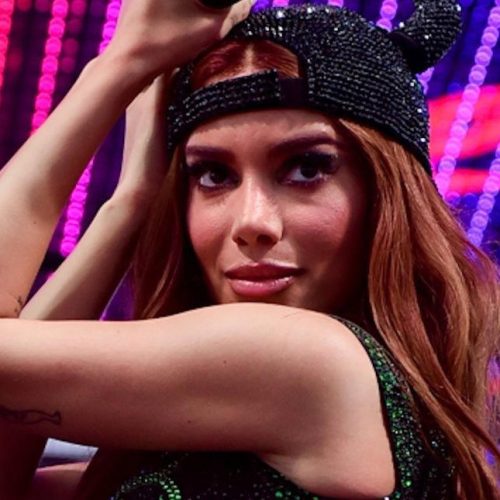 Durante show, Anitta amaldiçoa ladrões de celulares e dispara: Vão se arrepender