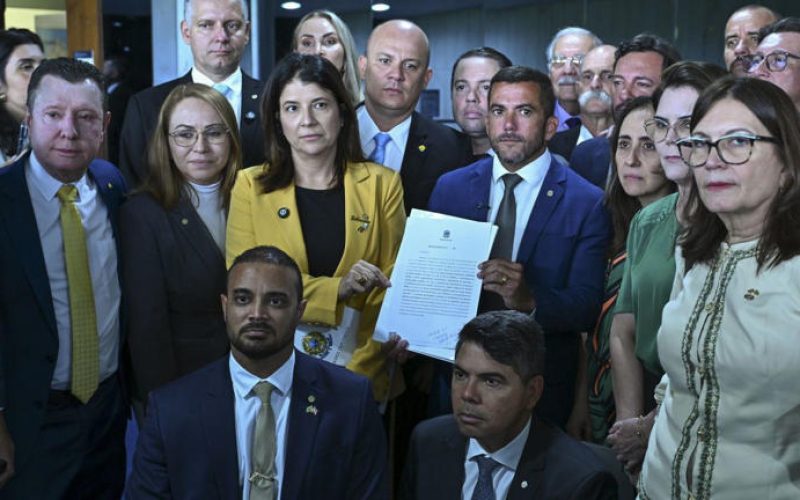 Oposição reúne assinaturas e apresentam pedido por CPMI do Master