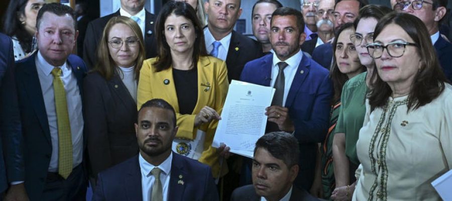 Oposição reúne assinaturas e apresentam pedido por CPMI do Master