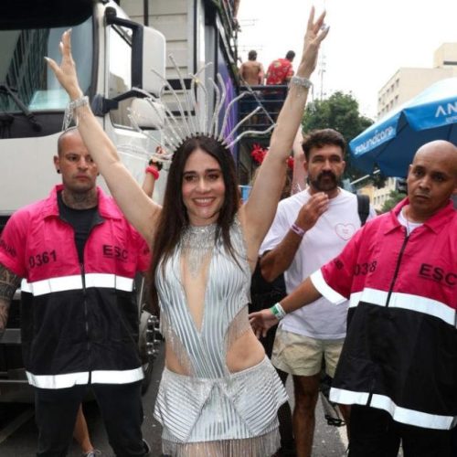 Alessandra Negrini desfila como rainha do Acadêmicos do Baixo Augusta