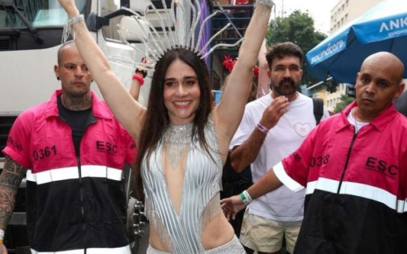 Alessandra Negrini desfila como rainha do Acadêmicos do Baixo Augusta