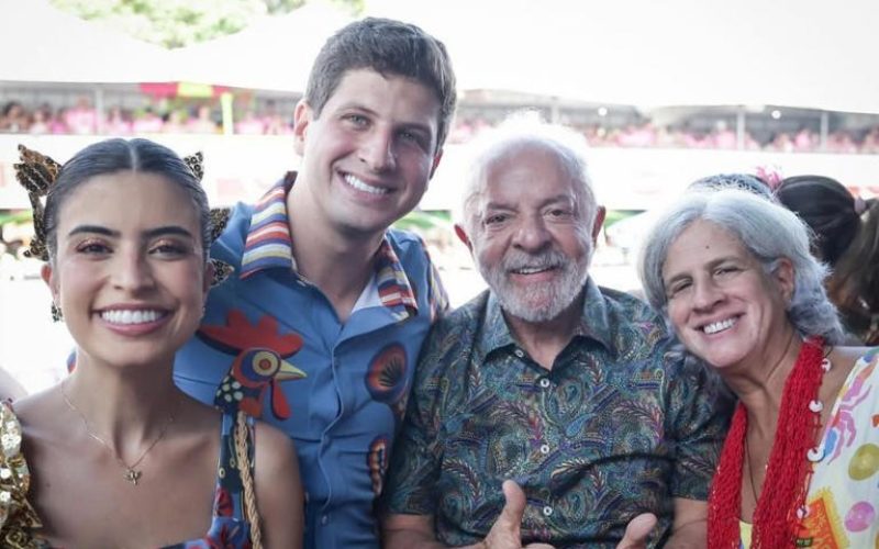 Lula marca presença no Galo da Madrugada, tradicional bloco no Recife