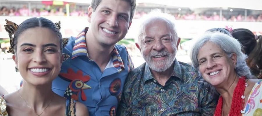 Lula marca presença no Galo da Madrugada, tradicional bloco no Recife