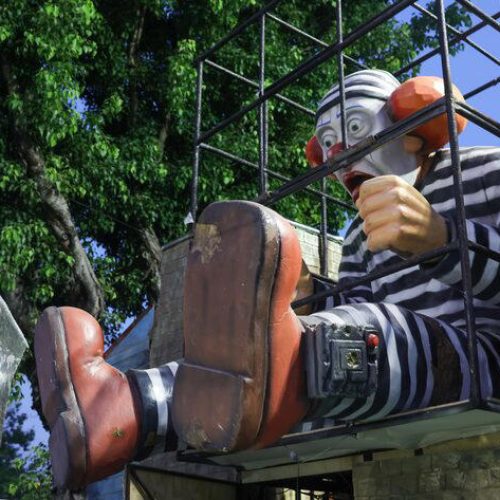 Michelle reage a alegoria de Bolsonaro como palhaço atrás das grades: ‘Preso por corrupção foi Lula’