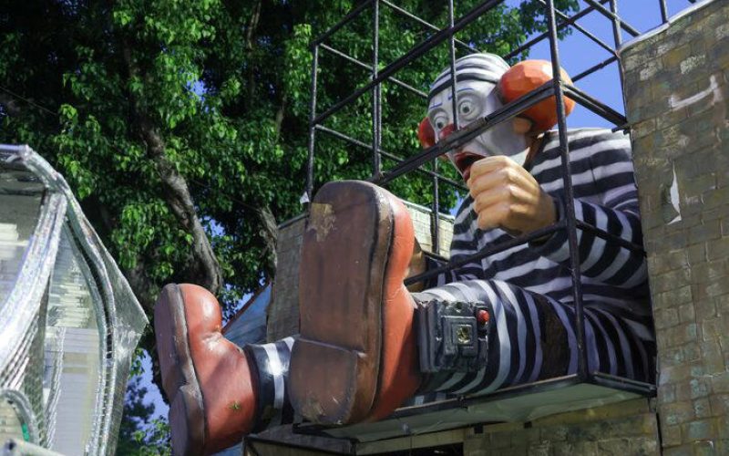 Michelle reage a alegoria de Bolsonaro como palhaço atrás das grades: ‘Preso por corrupção foi Lula’