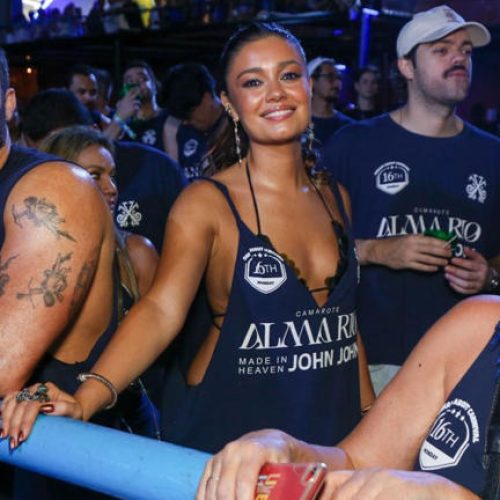 Carnaval no Rio: famosos curtem 2ª noite de desfiles na Sapucaí