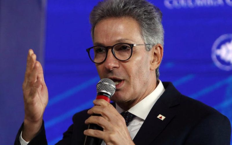 ‘Até marido e mulher discordam’, diz Zema após Carlos Bolsonaro chamar governadores aliados de ratos