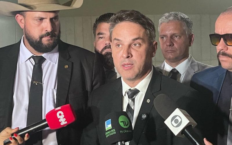 Bolsonaristas querem que ministro de Lula testemunhe a favor de Bolsonaro no STF