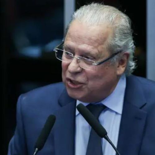 Há uma quinta coluna aqui, há traidores no Brasil, afirma José Dirceu
