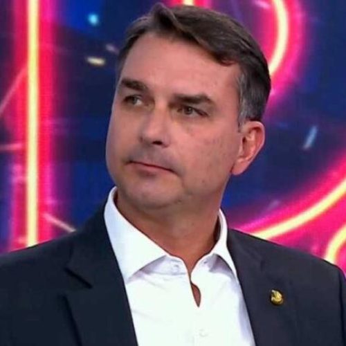 Flávio Bolsonaro desmente fake news e fala sobre ameaça de morte