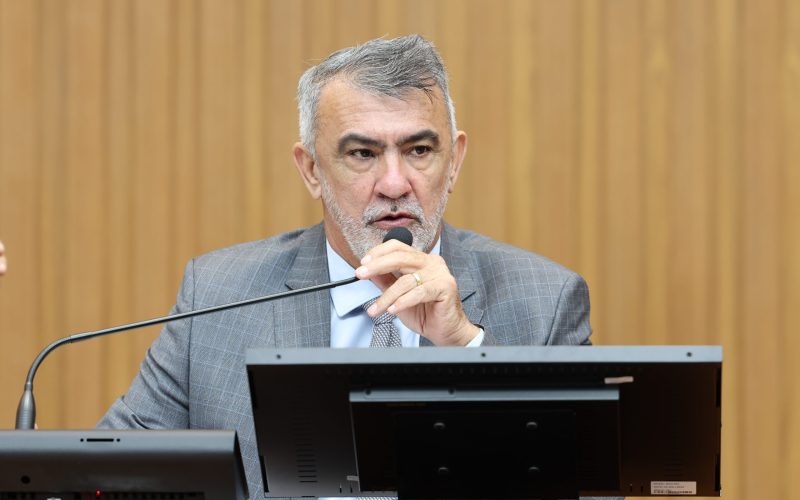 Deputado Amélio Cayres pede reforma na Escola Estadual de Cachoeirinha