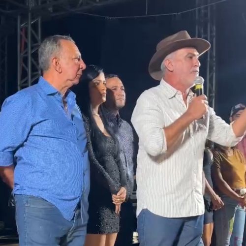 Amélio Cayres (discursando) prestigia aniversários de Marianópolis, Oliveira de Fátima e Cavalgada em Miranorte