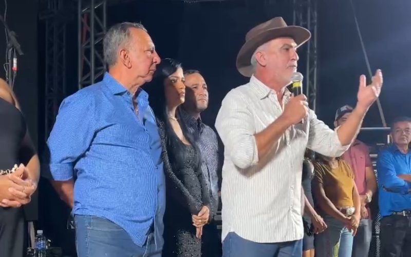 Amélio Cayres (discursando) prestigia aniversários de Marianópolis, Oliveira de Fátima e Cavalgada em Miranorte