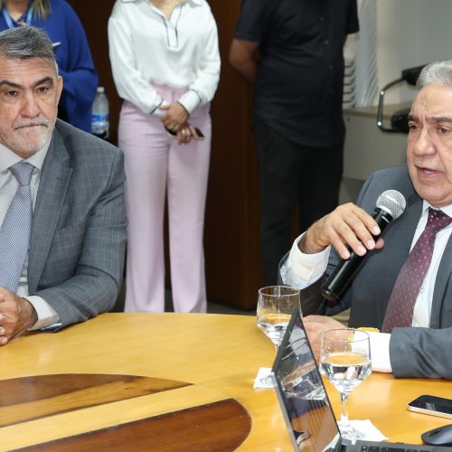 Governador Laurez Moreira, apresenta aos deputados, a situação fiscal do Tocantins