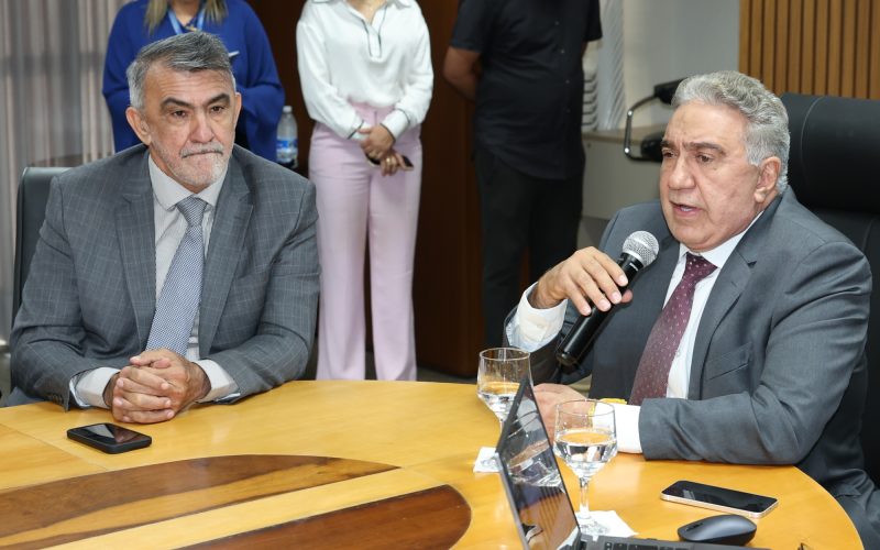 Governador Laurez Moreira, apresenta aos deputados, a situação fiscal do Tocantins