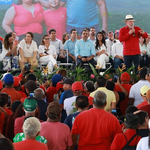 Ao lado de Lula e do governador, Amélio participa da entrega de títulosde terras em Araguatins