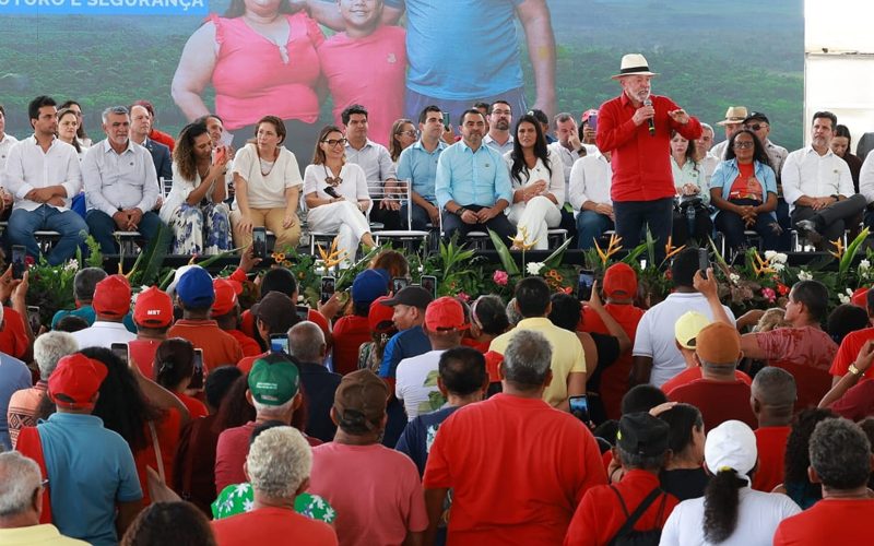 Ao lado de Lula e do governador, Amélio participa da entrega de títulosde terras em Araguatins