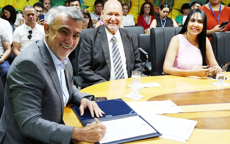 Presidente da Aleto, Amélio Cayres, homologa resultado final do concursopúblico