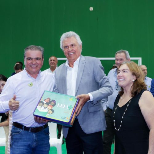  Com investimento de mais de R$ 17 milhões, governador Ronaldo Caiado entrega aos 246 municípios material escolar e kits literários para garantir alfabetização na idade certa