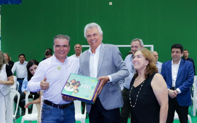  Com investimento de mais de R$ 17 milhões, governador Ronaldo Caiado entrega aos 246 municípios material escolar e kits literários para garantir alfabetização na idade certa