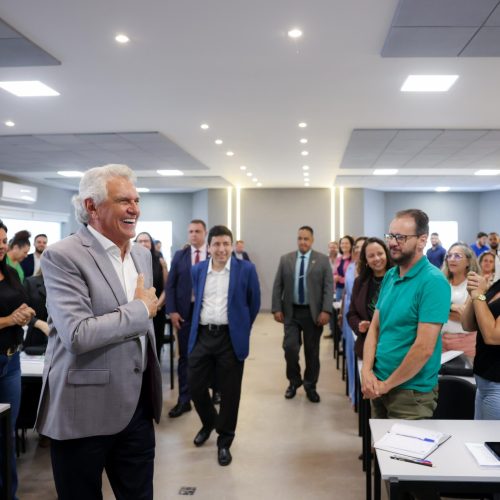 Governo de Goiás concede piso nacional do magistério para professores da rede estadual