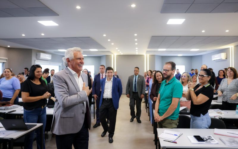Governo de Goiás concede piso nacional do magistério para professores da rede estadual