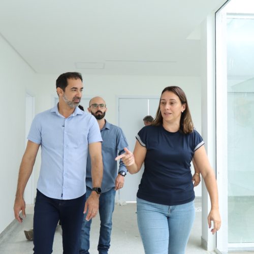 O prefeito de Senador Canedo Fernando Pellozo realiza última vistoria no novo Centro de Especialidades Médicas