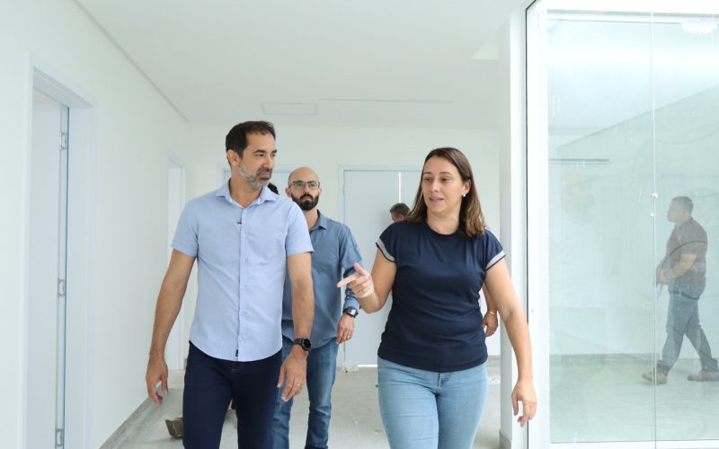 O prefeito de Senador Canedo Fernando Pellozo realiza última vistoria no novo Centro de Especialidades Médicas