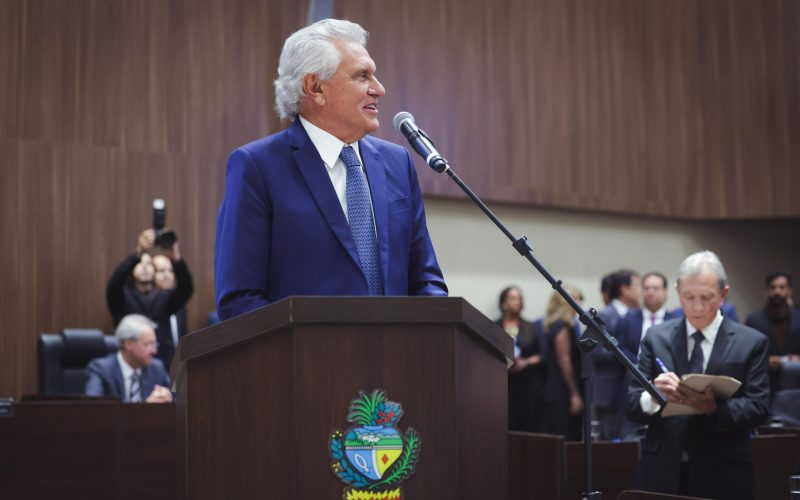 Caiado acompanha posse no TJGO