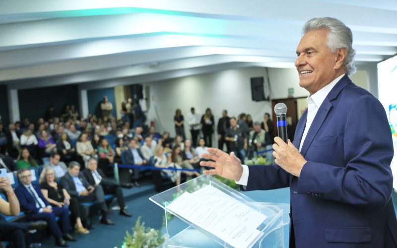 Caiado entrega premiação a pesquisadores de ciência e tecnologia