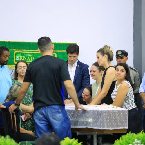 Daniel Vilela presta solidariedade à família e amigos de policial morto