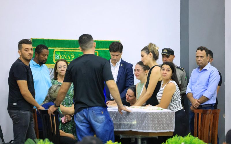 Daniel Vilela presta solidariedade à família e amigos de policial morto