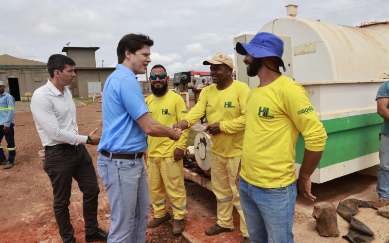 Daniel Vilela acompanha obras em andamento nas GOs 309 e 219