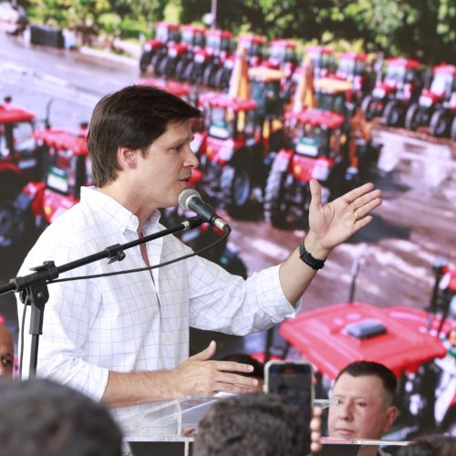 Governo de Goiás entrega maquinários a 23 municípios