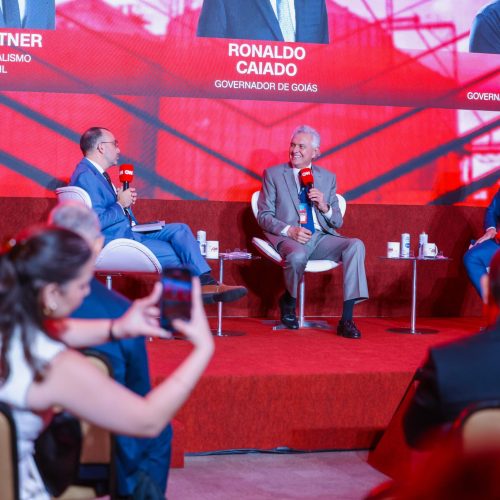 Caiado (centro) defende inovação adotada em Goiás para agilizar contratação de obras