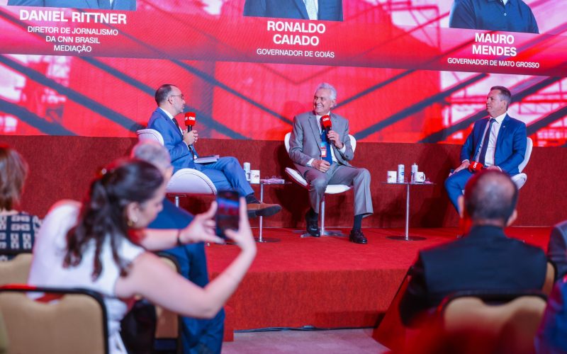 Caiado (centro) defende inovação adotada em Goiás para agilizar contratação de obras