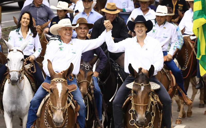 Caiado e Daniel Vilelaprestigiam cavalgada do 2º Encontro de Comitivas de Goiás