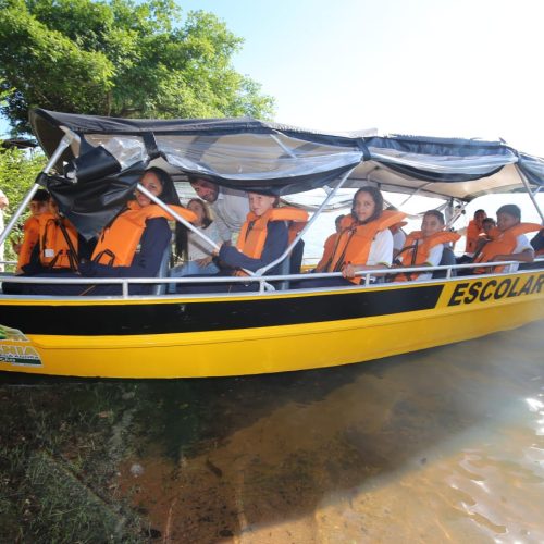 Governo de Goiás entrega primeira embarcação de transporte escolar para o distrito de Cicerlândia, em Britânia