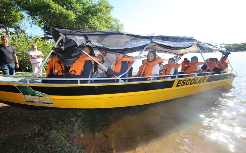 Governo de Goiás entrega primeira embarcação de transporte escolar para o distrito de Cicerlândia, em Britânia