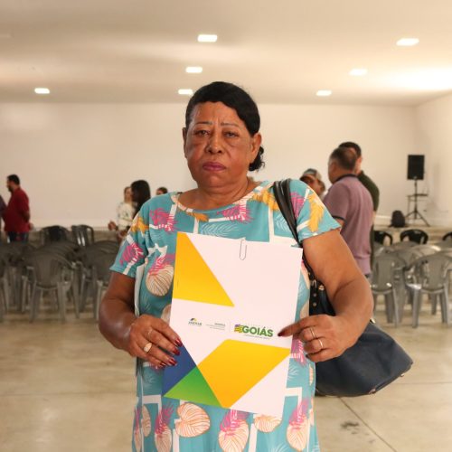 Governo de Goiás entrega primeiras escrituras do programa Casas a Custo Zero