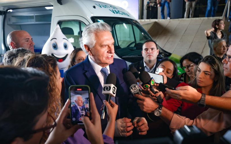 Caiado entrega 38 veículos para reforçar distribuição de vacinas em Goiás