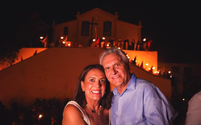 Caiado e Gracinha acompanham tradicional Procissão do Fogaréu, na cidade de Goiás