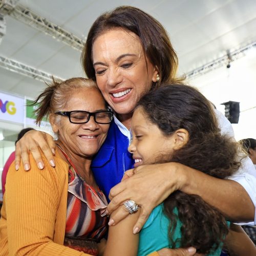 Gracinha Caiado abre Goiás Social em Abadia de Goiás com entrega de benefícios