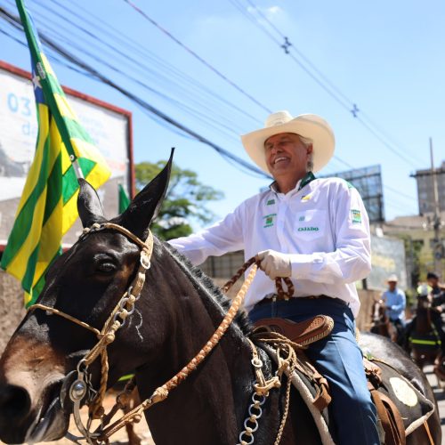 Festa celebra o agro, diz Caiado em cavalgada que abre a 78ª Exposição Agropecuária