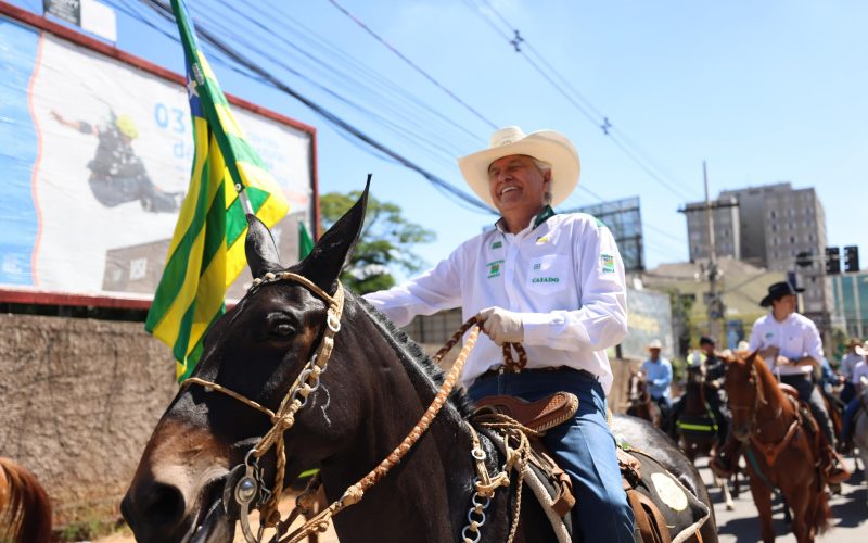 Festa celebra o agro, diz Caiado em cavalgada que abre a 78ª Exposição Agropecuária
