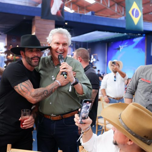 Leilão em Nazário reúne artistas e arrecada R$ 400 mil para o Cora